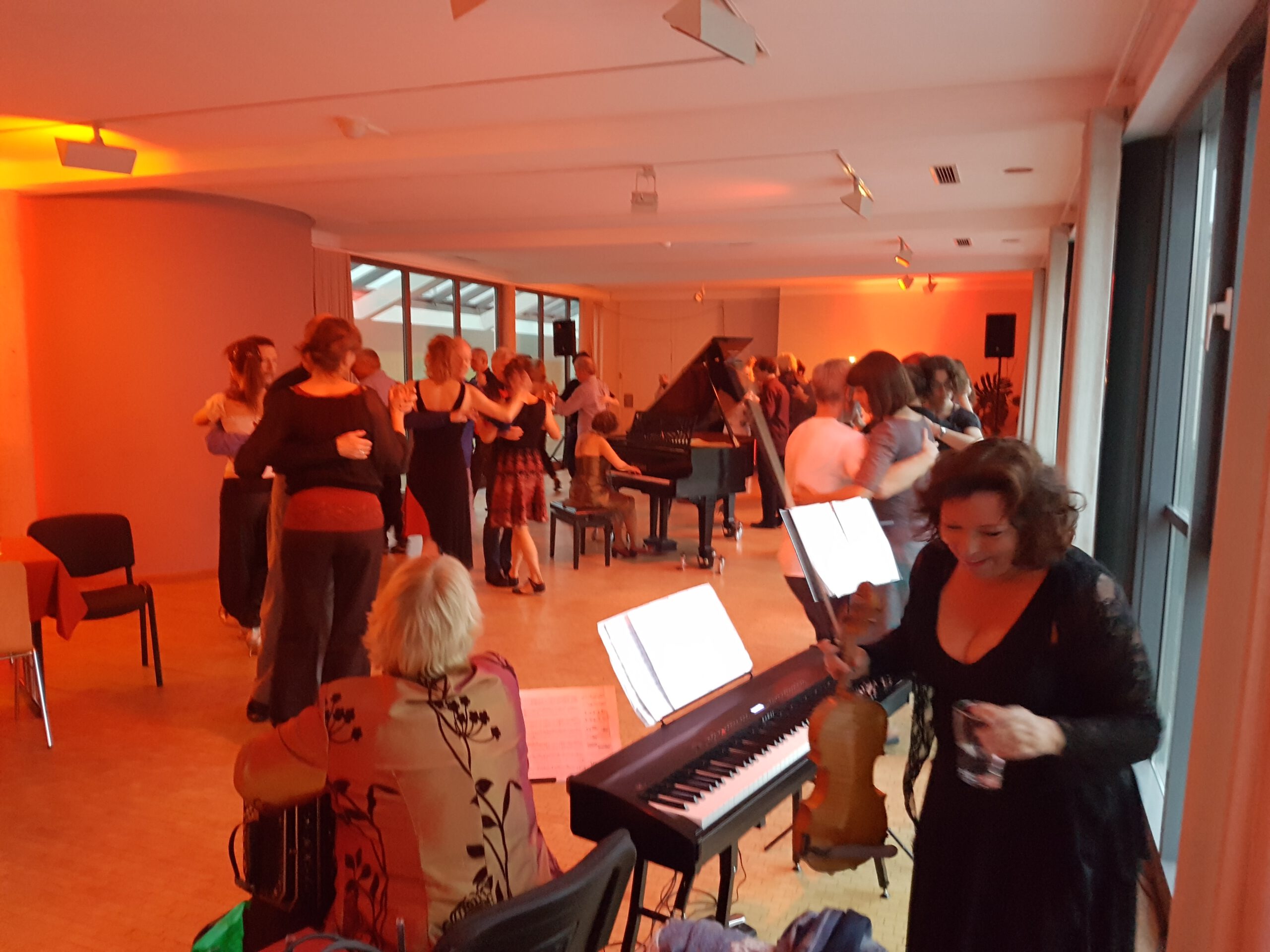 Milonga zum und um den solistisch gespielten Flügel im Galeriesaal bei Tango am Meer