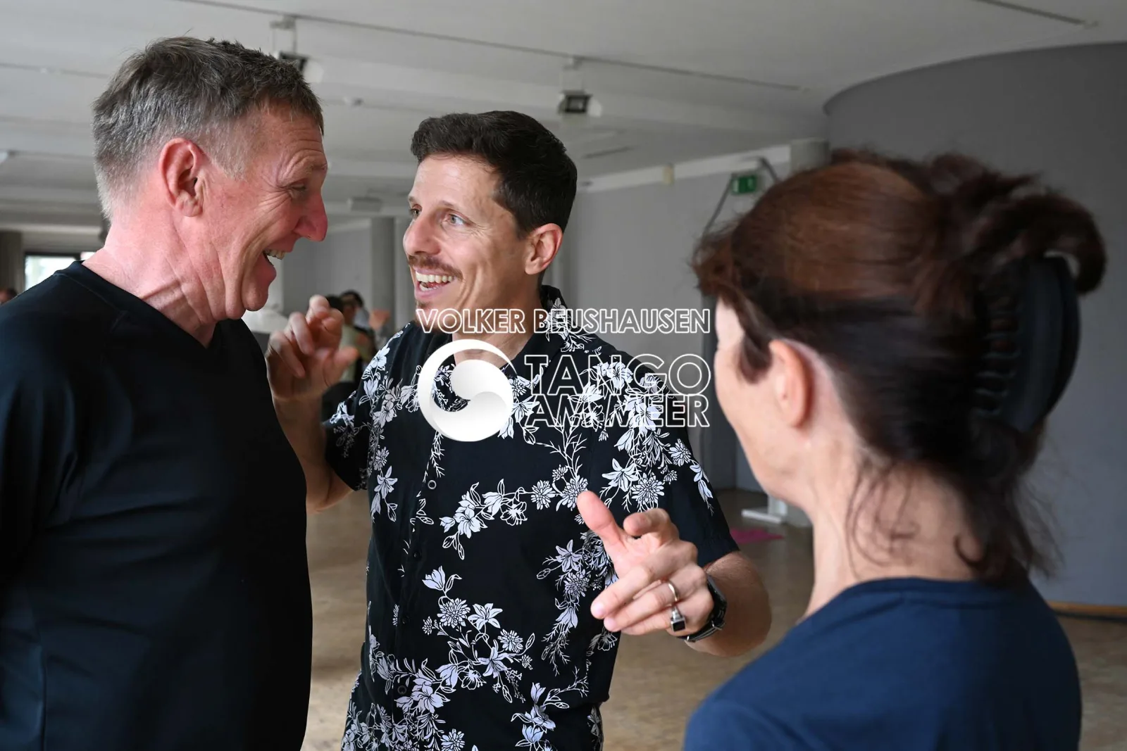 Lachende Tänzer:innen bei Tango am Meer